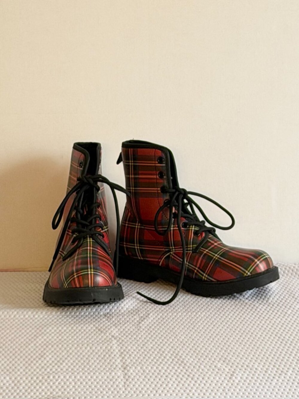 Unisex Red Tartan Plaid Lace-Up Combat Boots Sizes M5/W7 - Picture 2 of 10